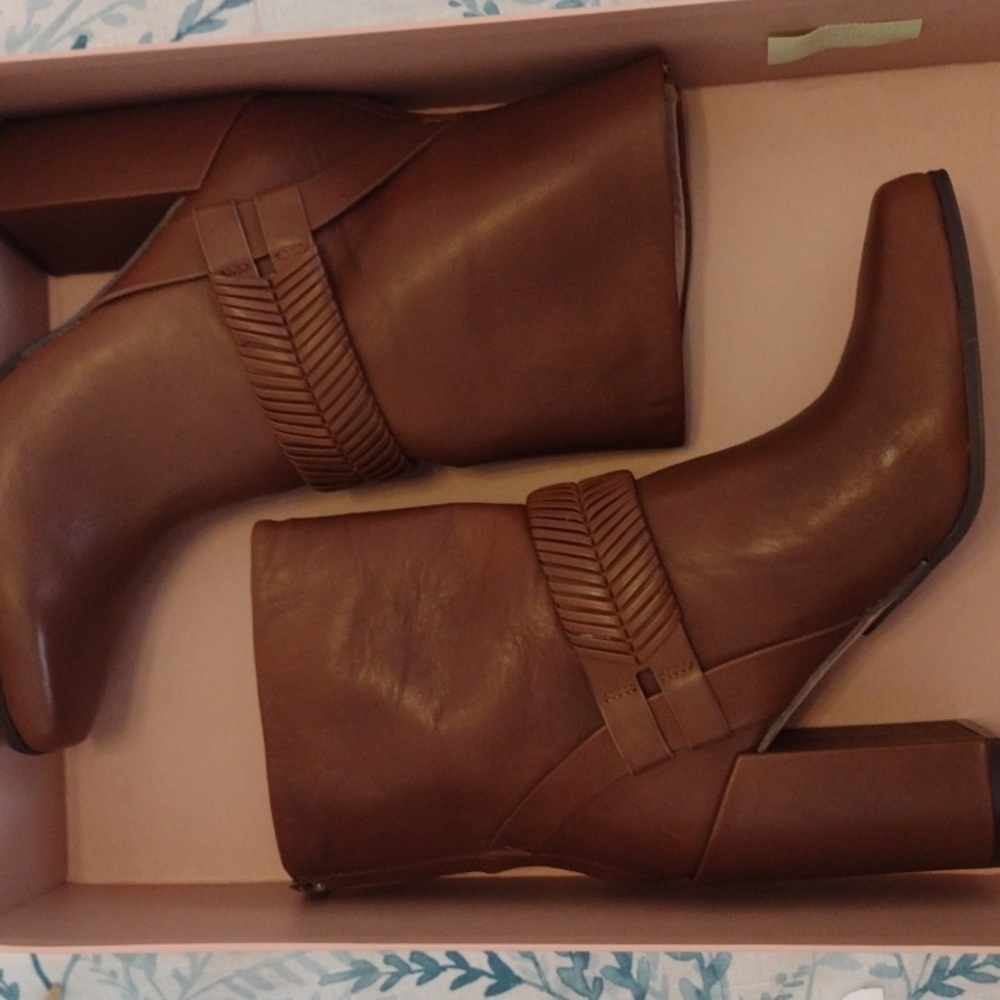 Brand new no box women's brown western style leather block heel bootie. Size 8.